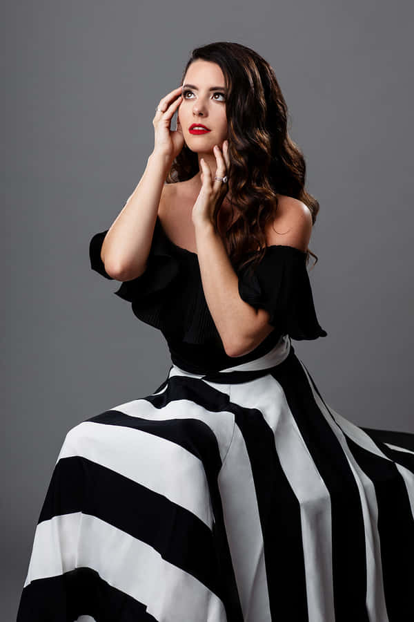 Elegant Beauty In Black And White Fashion Wallpaper