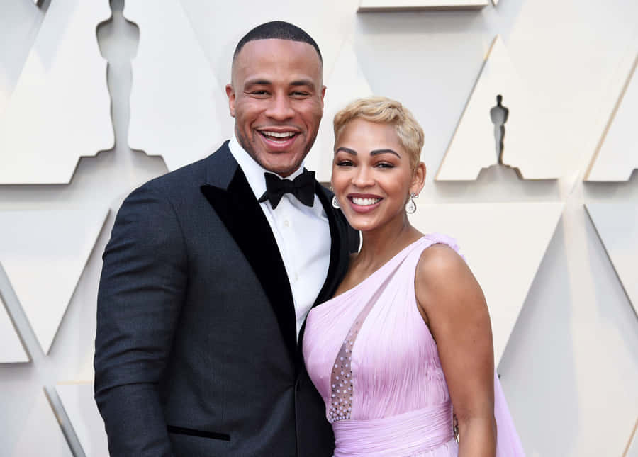 Elegant Couple Red Carpet Event Wallpaper