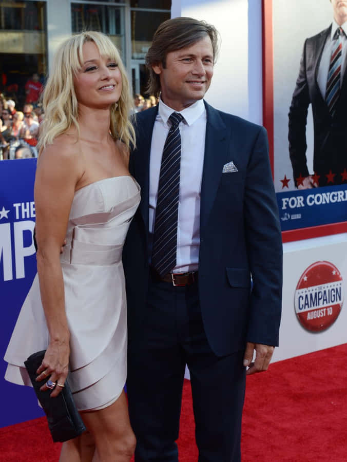 Elegant Couple Red Carpet Event Wallpaper