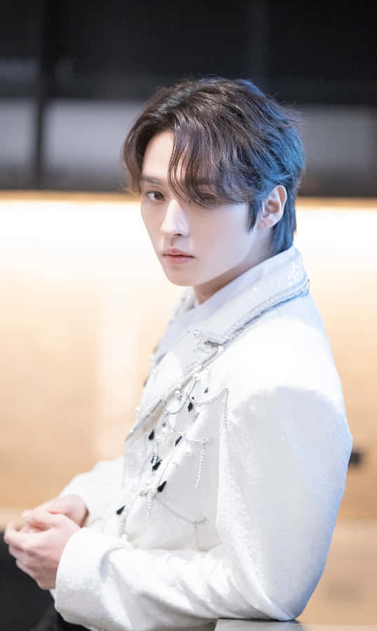 Elegant Lee Knowin White Wallpaper