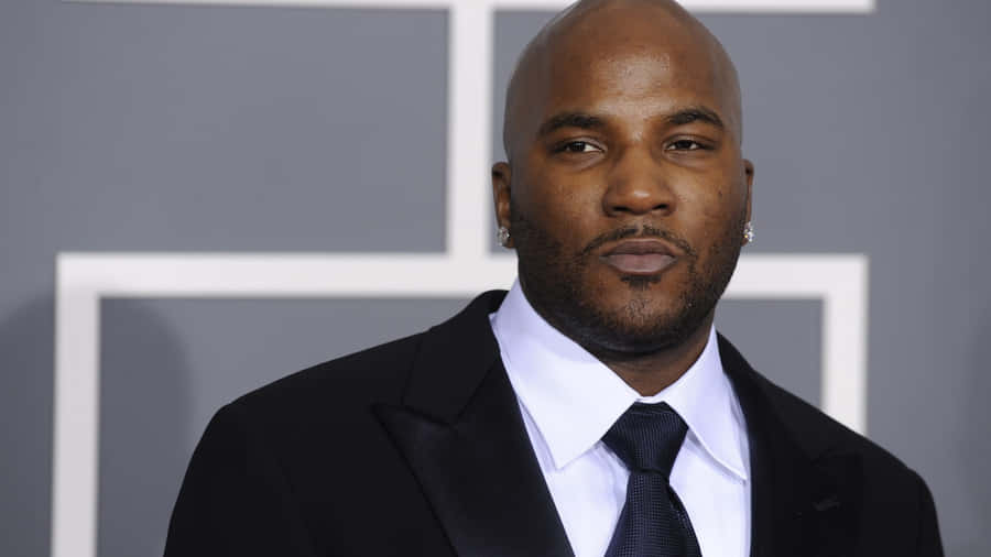 Elegant Manin Black Suit Wallpaper