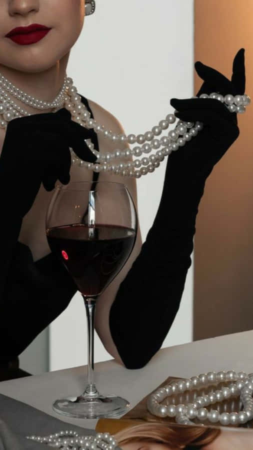 Elegant Pearlsand Wine Aesthetic Wallpaper