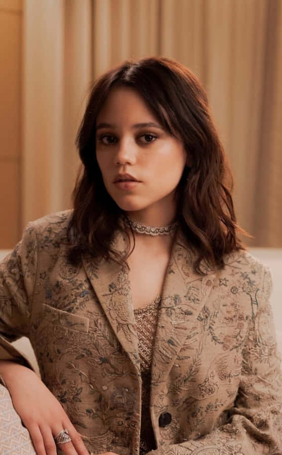 Elegant Portraitin Beige Tones Wallpaper