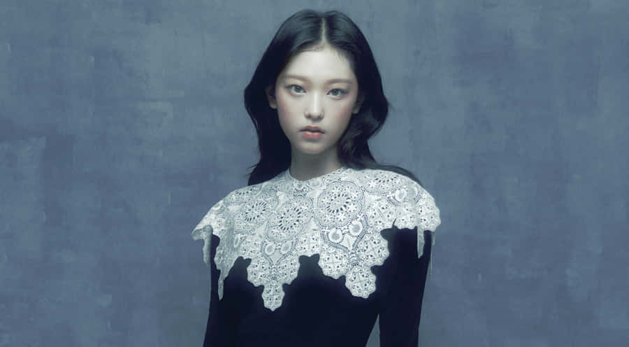 Elegant Portraitin Lace Top Wallpaper