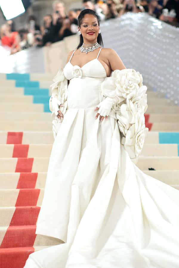 Elegant Woman In Stylish Fashion Outfit Wallpaper