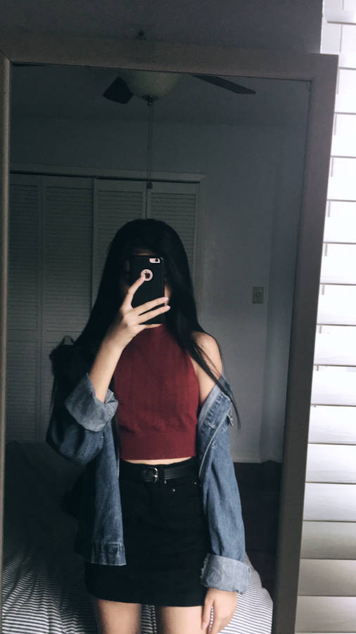 Embracing Her Reflection - Girl Aesthetic In Mirror Selfie Wallpaper