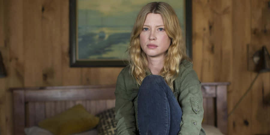 Emma Booth Serious Expression Wooden Backdrop Wallpaper