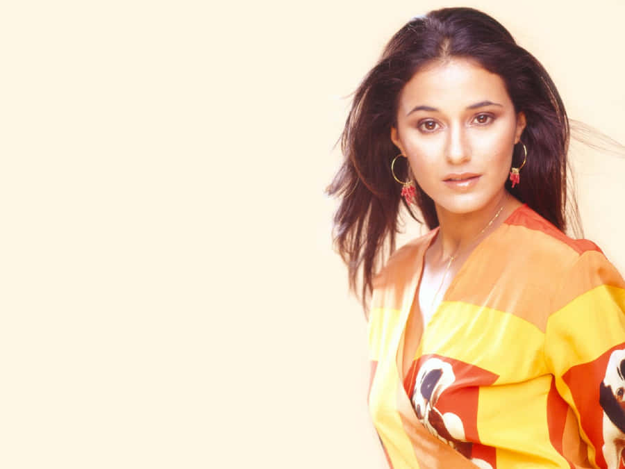 Emmanuelle Chriqui Posing In A Striking And Elegant Outfit Wallpaper