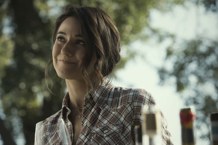 Emmanuelle Chriqui Striking A Pose In A Glamorous Photoshoot Wallpaper