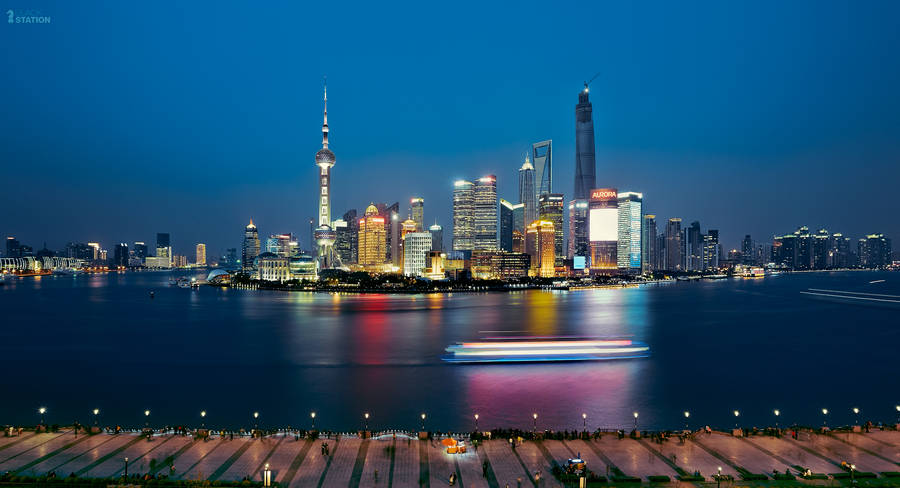 Enjoy The Convenience Of Travelling Anywhere With A Laptop. Wallpaper