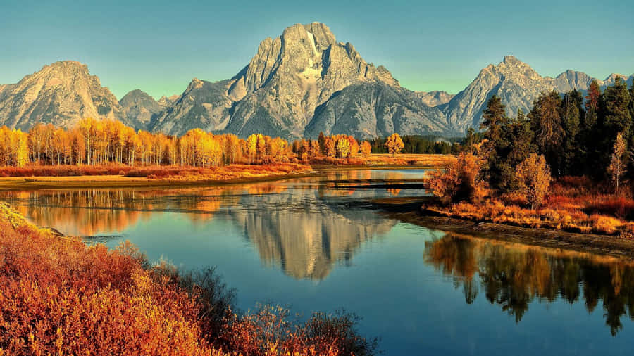 Enjoy The Perfect Fall Season With Dazzling Natural Scenery And Cozy Atmosphere. Wallpaper