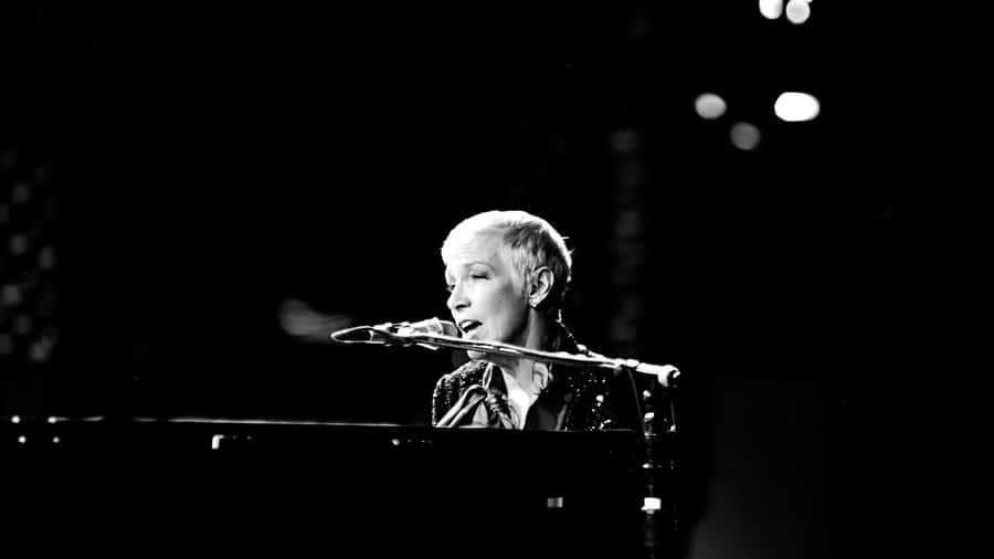 Eurythmics Annie Lennox Performing Wallpaper