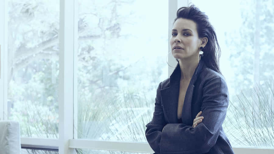 Evangeline Lilly Looks Gorgeous As She Smiles For The Camera Wallpaper
