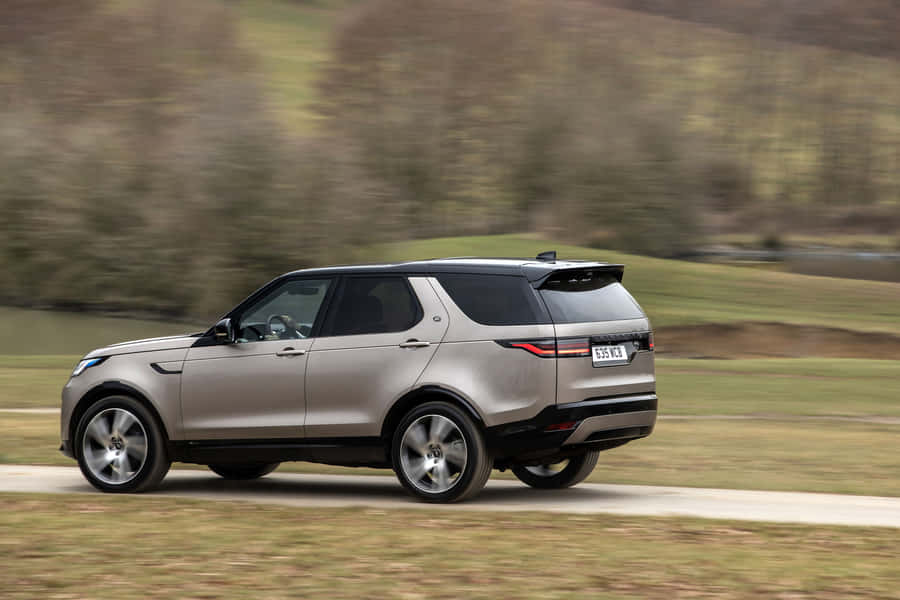 Experience Freedom With The Exceptional Land Rover Discovery Wallpaper