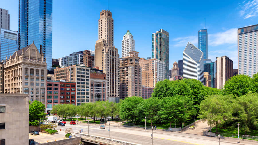 Explore The Hustle And Bustle Of The Windy City. Wallpaper