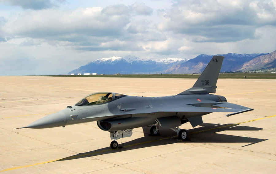 F16 Fighter Jeton Tarmac Wallpaper