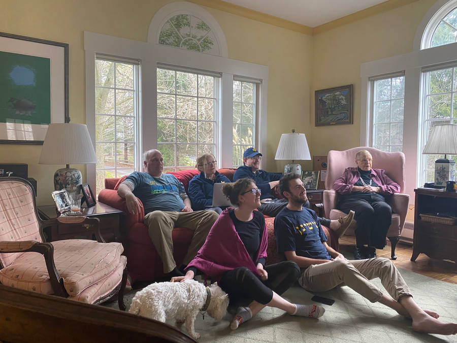 Family Home Tv Bonding Wallpaper