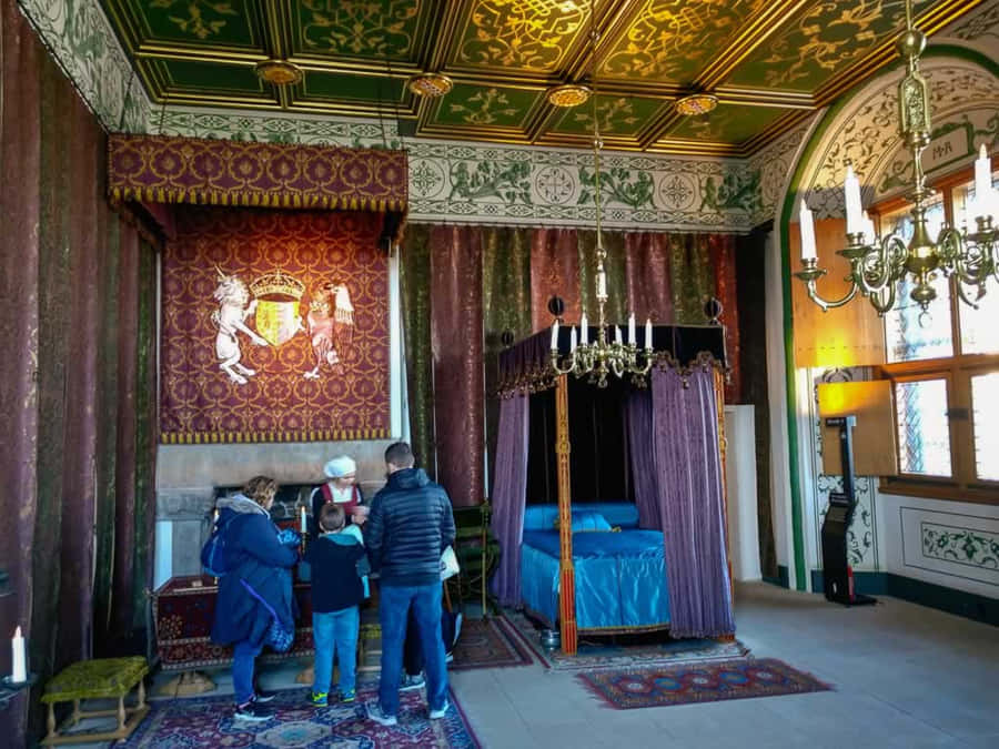 Family Visiting Sterling Castle Wallpaper
