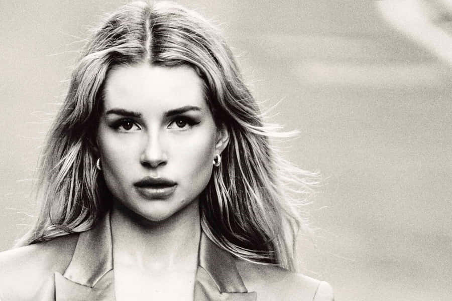 Fashion Icon Lottie Moss Standing In An Artistic Light Wallpaper