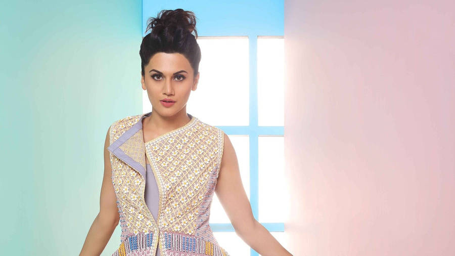 Feminine Taapsee Pannu Wallpaper