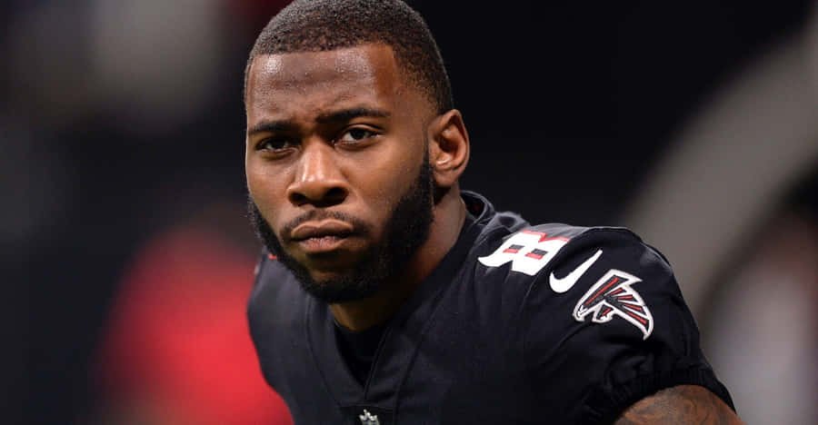 Focused Football Player Kyle Pitts Wallpaper