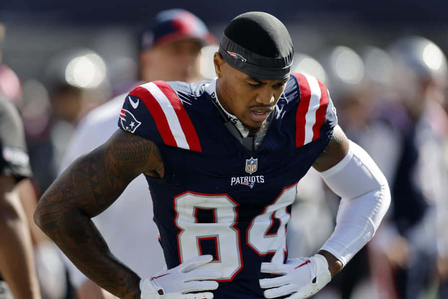 Focused Football Player Number84 Wallpaper