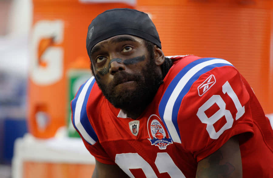 Focused Football Player Wearing81 Jersey Wallpaper