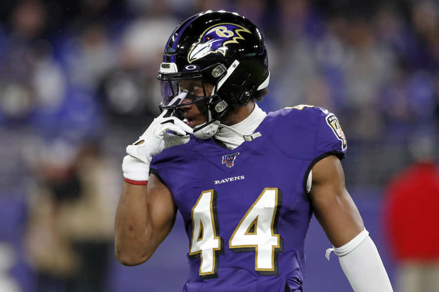 Focused Football Player44 Ravens Wallpaper