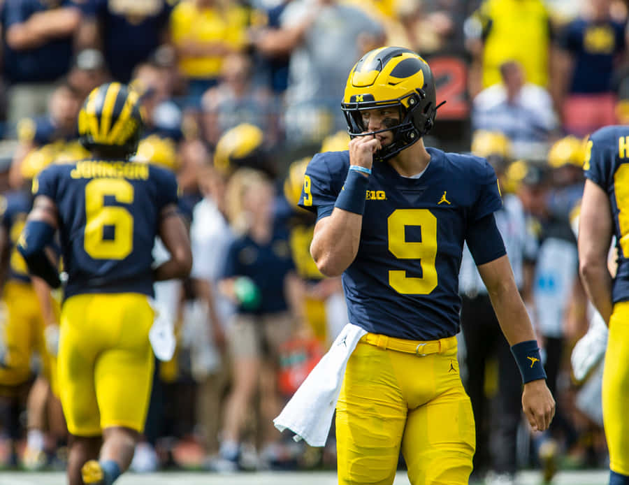 Football Quarterback Strategy Moment Wallpaper