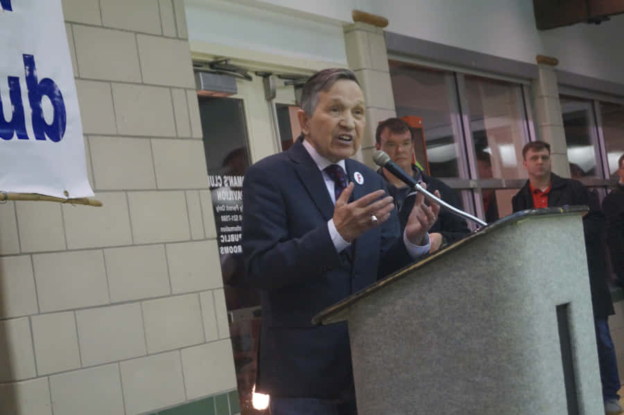Formal Attire Of Dennis Kucinich Wallpaper