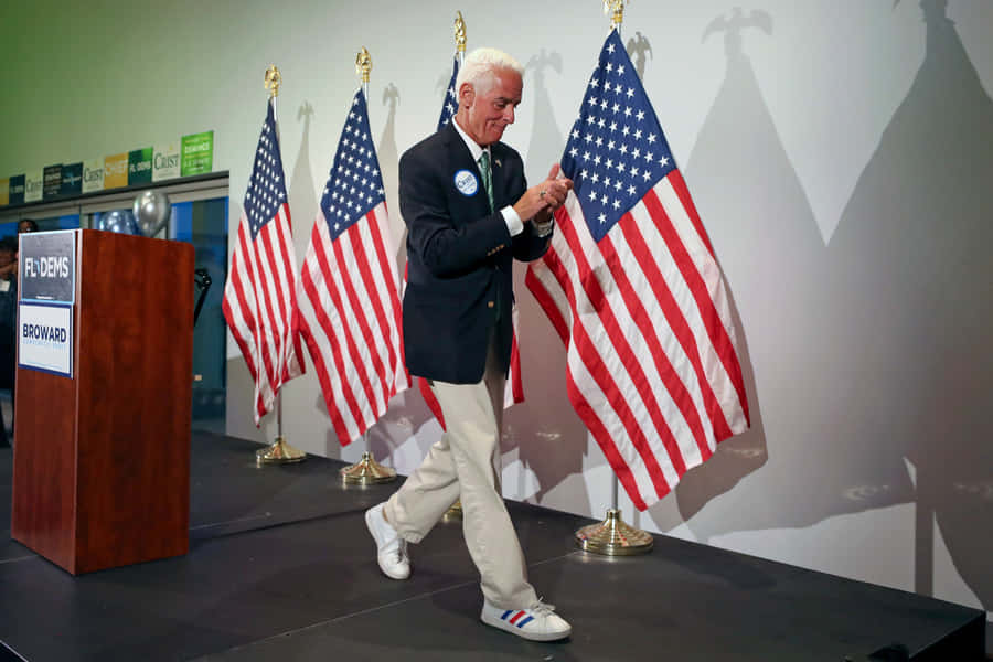 Former Florida Governor Charlie Crist Clapping At A Political Event Wallpaper