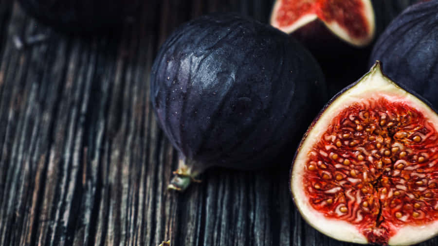 Fresh Purple Figs On A White Plate Wallpaper