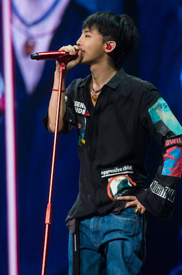 G-dragon - The Iconic K-pop Sensation In A Blissful Moment Wallpaper