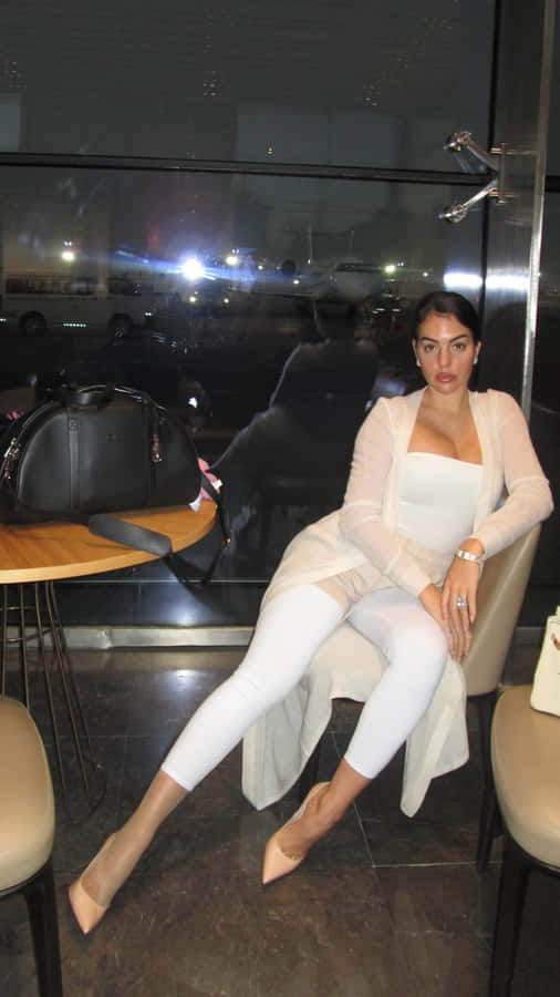 Georgina Rodríguez Casual Chic Wallpaper