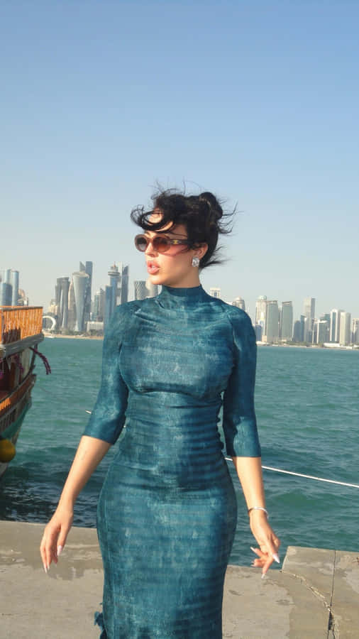 Georgina Rodríguez Stylish Waterfront Look Wallpaper