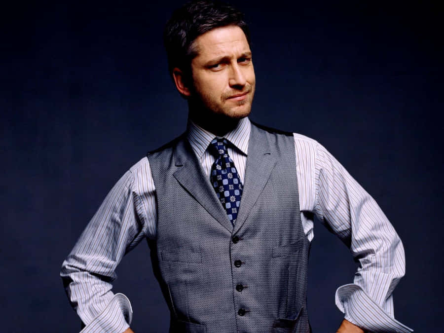 Gerard Butler In Dapper Fashion Wallpaper