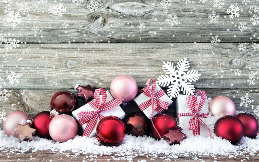 Get In The Holiday Spirit With This Beautiful Christmas Ornament! Wallpaper