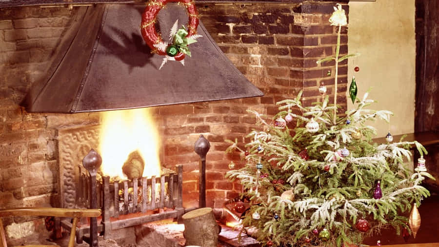 Getinto The Spirit Of The Holiday Season With This Vintage Christmas Desktop Wallpaper