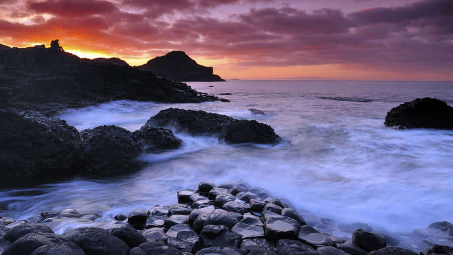 Giant's Causeway Sunset Horizon In Northern Ireland Wallpaper