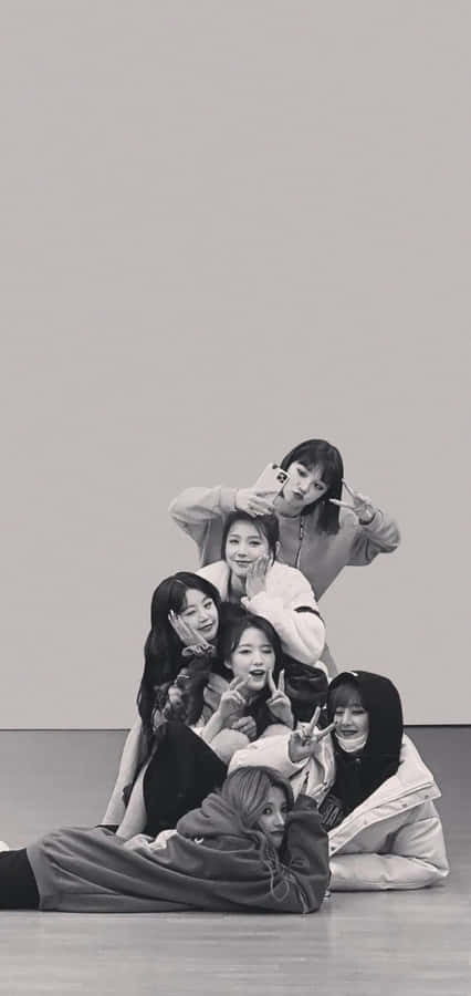 Gidle Group Pose Monochrome Wallpaper