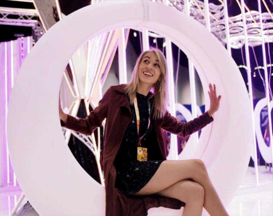 Glamorous Amy Nelson Wallpaper