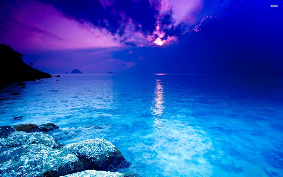 Glorious Sunrise Over The Sea Of Pretty Ocean Wallpaper