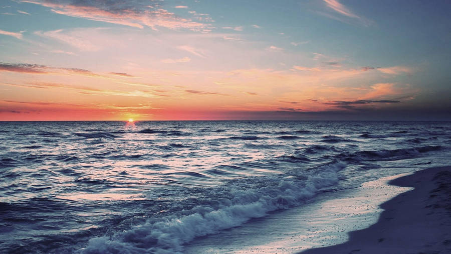 Glorious Sunset At The Iconic Chennai Beach Wallpaper