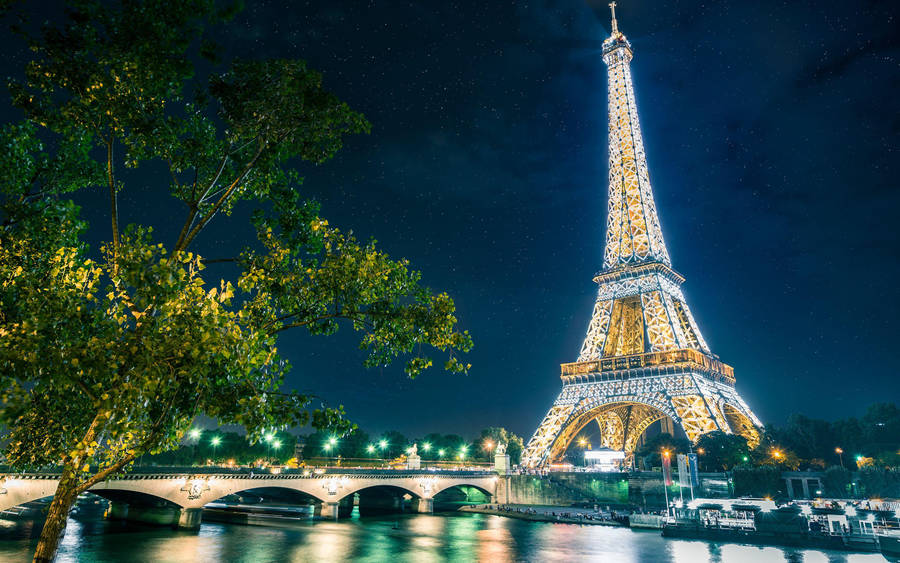 Glowing Eiffel Tower In Paris Wallpaper