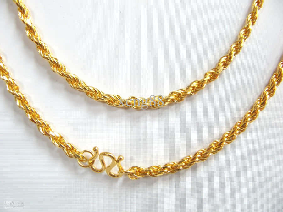 Gold Chain Necklace With Diamonds Wallpaper