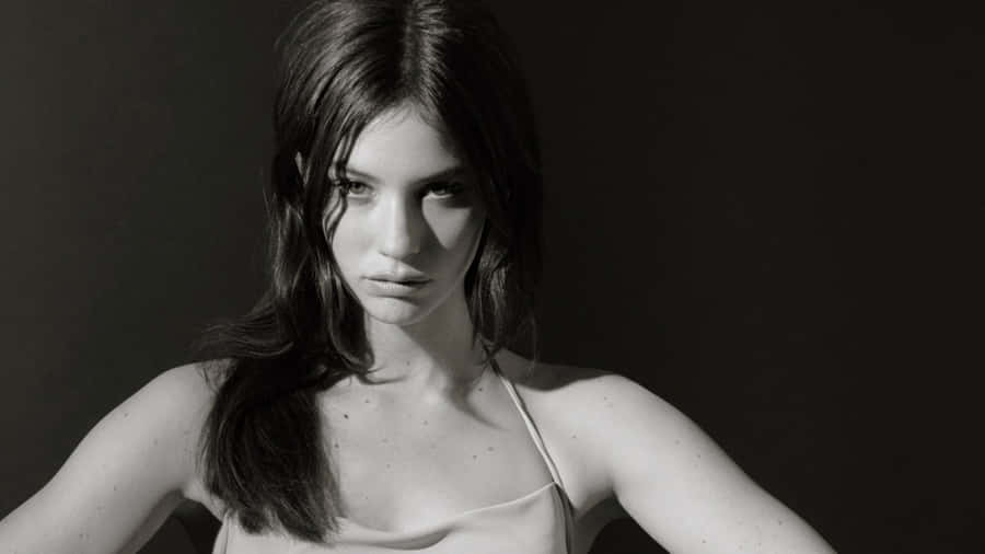 Gracie Abrams Black And White Wallpaper