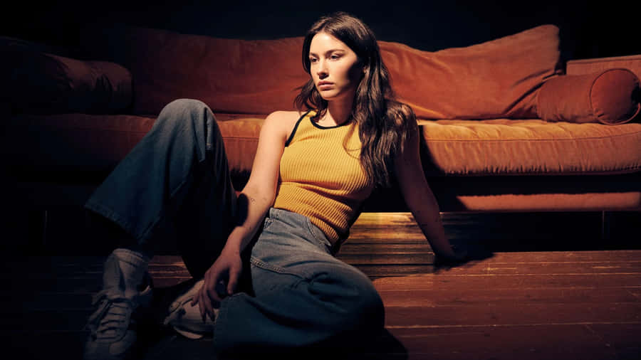 Gracie Abrams Casual Style Wallpaper