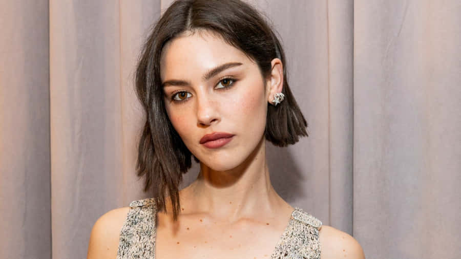 Gracie Abrams Elegant Portrait Wallpaper