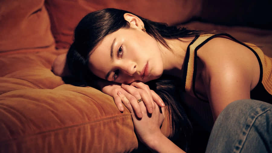 Gracie Abrams Emotional Portrait Wallpaper