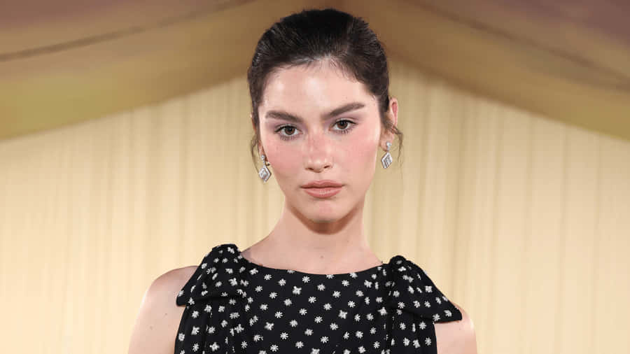 Gracie Abrams Polka Dot Dress Wallpaper